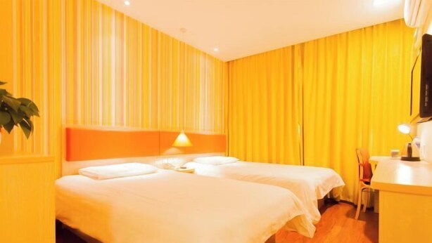 A hotel room with two beds, a desk, and a chair. - Home Inn (Taiyuan Jinci Road Jinyang Lake Park) (Taiyuan)