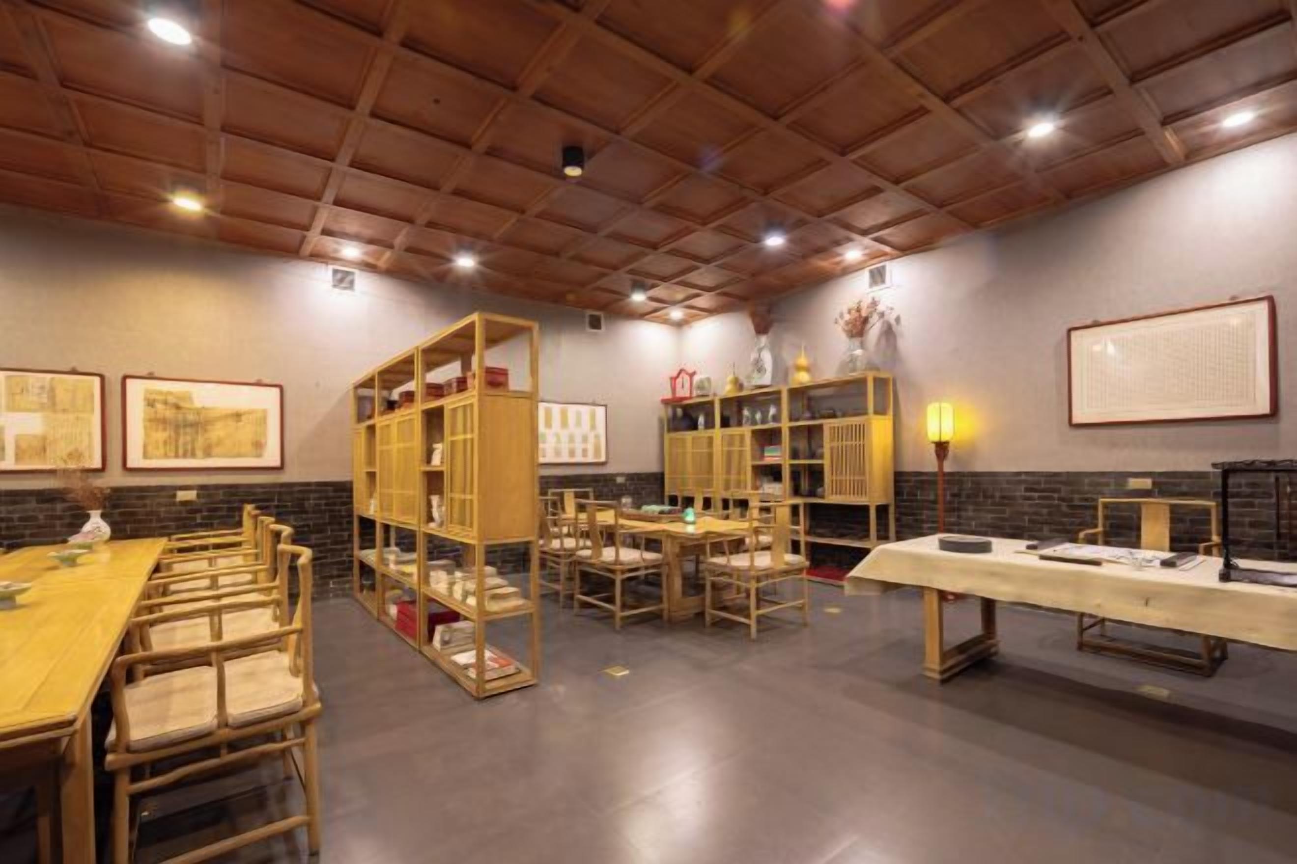 Une pièce spacieuse avec une longue table, des chaises et des étagères à livres.