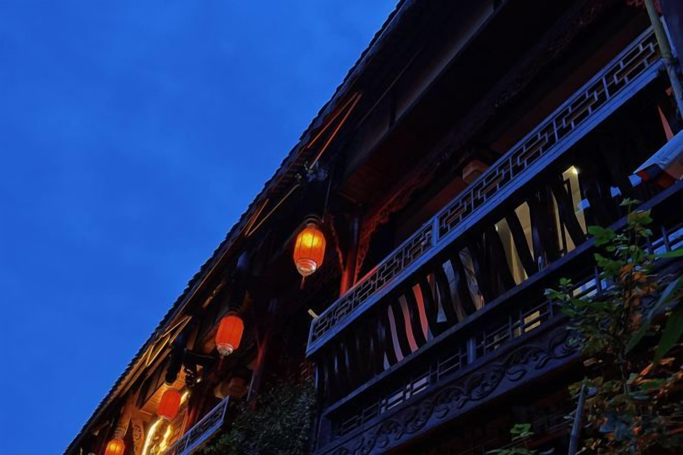 Un edificio con varios balcones y faroles tradicionales.