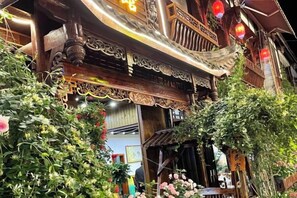Un edificio tradizionale in legno con elaborate sculture e un balcone.