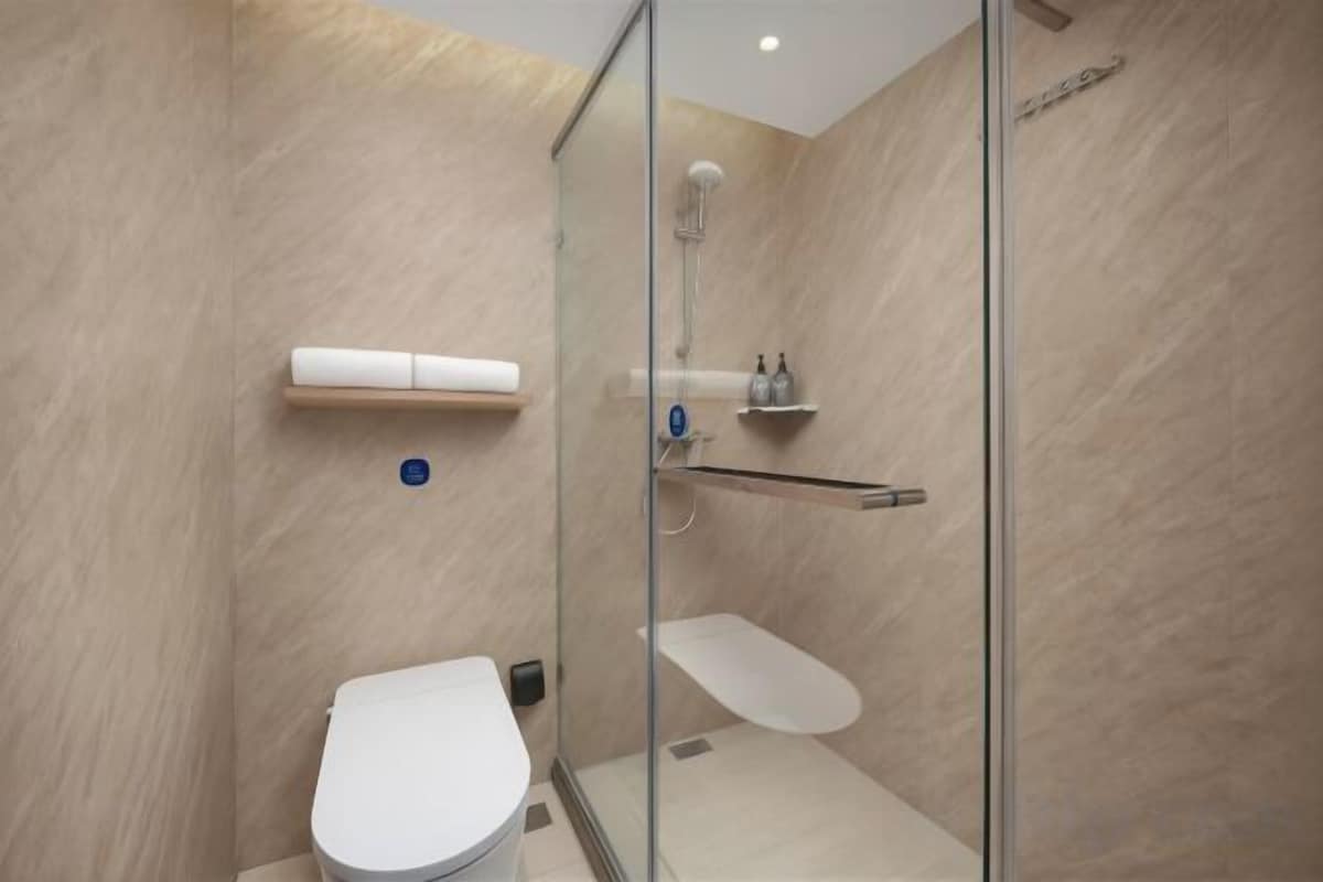 Business Queen Room