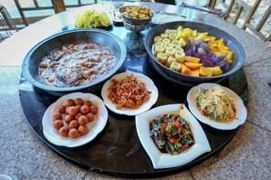 Outdoor dining - Gaolaozhuang Country Hostel (Beijing)