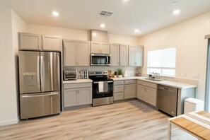 Microwave, oven, stovetop, dishwasher - Spacious New 4-bedroom Family Friendly House in Elk Grove with WiFi and Parking (Elk Grove)