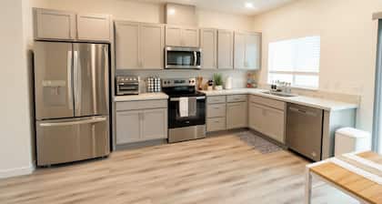 Spacious New 4-bedroom Family Friendly House in Elk Grove with WiFi and Parking