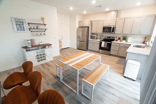 Spacious New 4-bedroom Family Friendly House in Elk Grove with WiFi and Parking