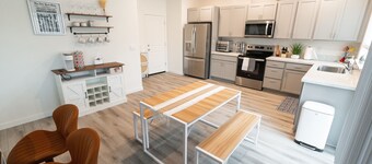 Spacious New 4-bedroom Family Friendly House in Elk Grove with WiFi and Parking