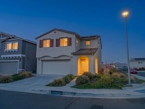 Exterior - Spacious New 4-bedroom Family Friendly House in Elk Grove with WiFi and Parking (Elk Grove)