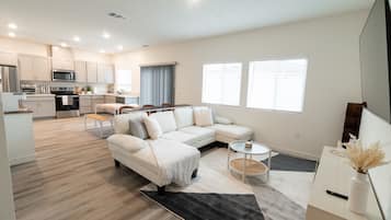 Un apartamento moderno con sala de estar, cocina y comedor.