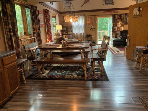 Private chalet with hot tub and private trail system, and outdoor sauna. Pets ok