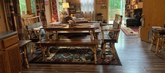 Private chalet with hot tub and private trail system, and outdoor sauna. Pets ok