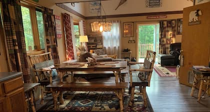 Private chalet with hot tub and private trail system, and outdoor sauna. Pets ok