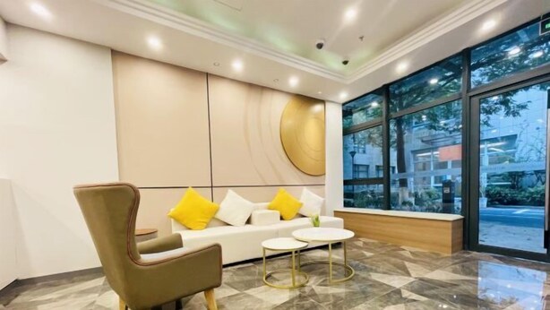 A modern lobby with a sofa, armchairs, and a coffee table. - EasyGo Motel (Shanghai Dahua Hucheng Branch) (Shanghai)