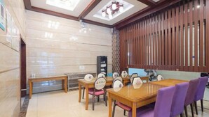 A conference room with a wooden table, purple chairs, and a ceiling light fixture. - Zhuzhou Beauty Zhiyue Hotel (Zhongxing Street Summer Plaza) (Danzhou)