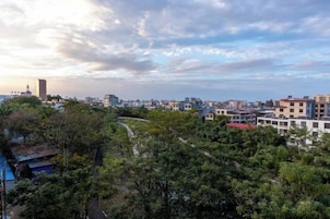 Un paisaje urbano con edificios, árboles y cielo despejado.
