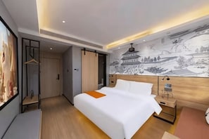 A hotel room with a bed, bedside table, and a mural on the wall. - Zhuzhou Beauty Zhiyue Hotel (Zhongxing Street Summer Plaza) (Danzhou)