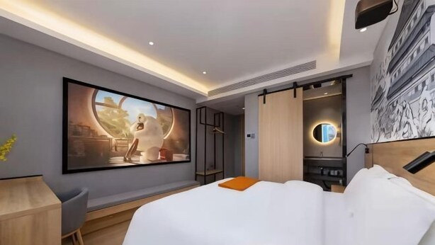 A modern hotel room with a large bed, a desk, a chair, and a large window. - Zhuzhou Beauty Zhiyue Hotel (Zhongxing Street Summer Plaza) (Danzhou)