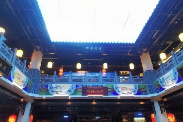 A traditional Chinese building with a tiled roof and lanterns. - Homeinn Pebble Cloud Hotel (Baotou East Railway Station & Baotou Donghe Airport (Baotou)