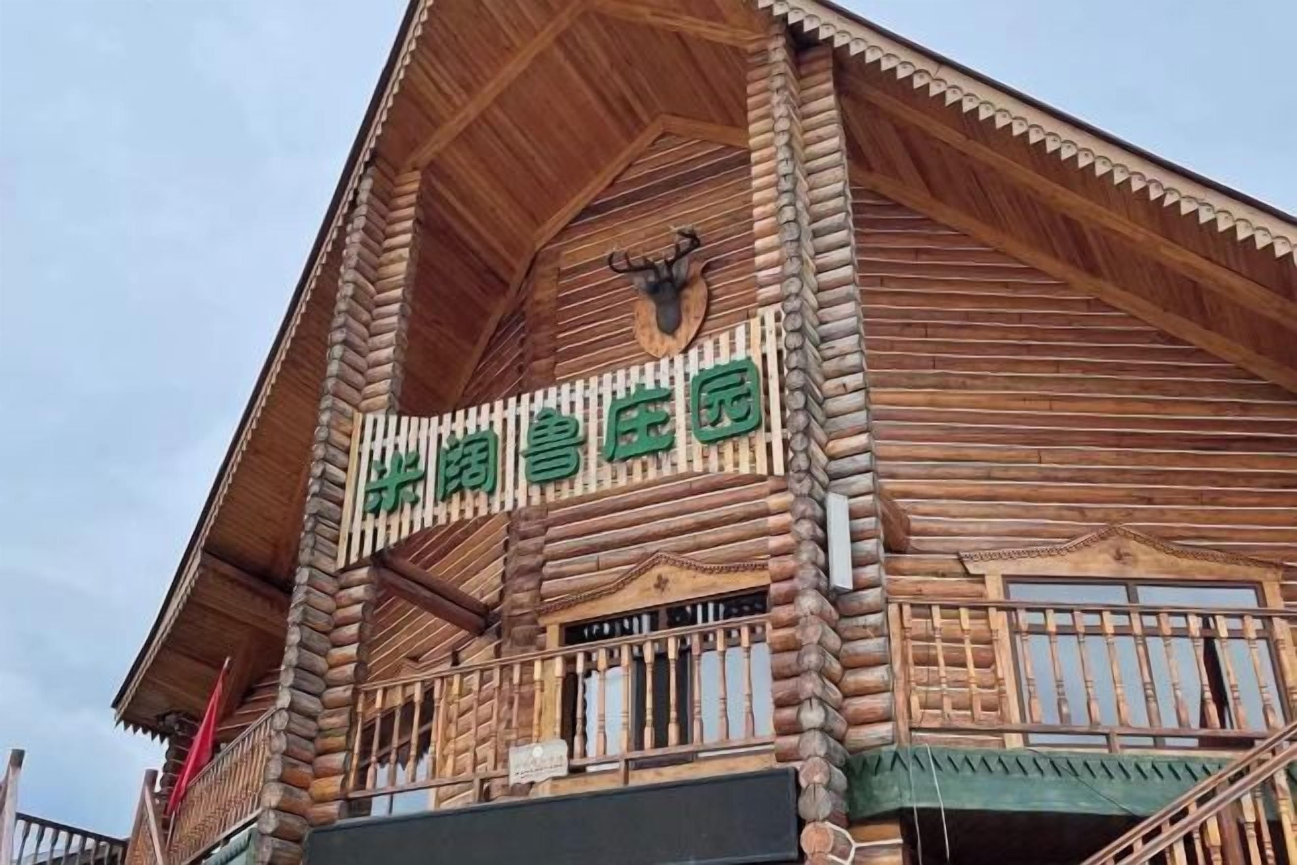 Un bâtiment en bois doté d’un balcon et d’une enseigne avec des caractères chinois.