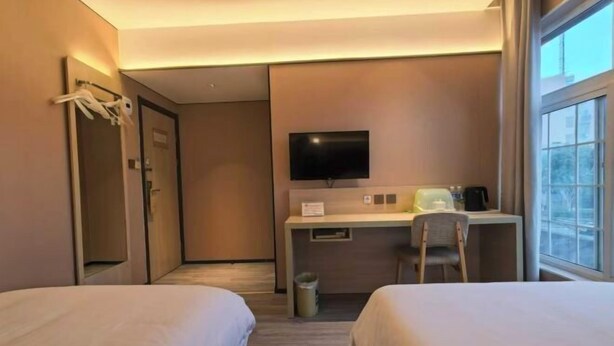A hotel room with two beds, a desk, a TV, and a window. - Minjia Hotel(Shanghai Qingpu New City Metro Station Store) (Shanghai)