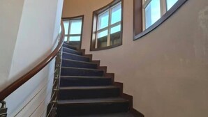 A staircase with a wooden handrail leading to a landing. - Minjia Hotel(Shanghai Qingpu New City Metro Station Store) (Shanghai)
