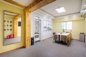 A hotel room with a large mirror, a dining table, and a small kitchenette. - Residential quarters in Yinqi mountain, Qingdao (Qingdao)