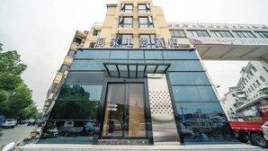 Un hôtel au design moderne, doté d’une entrée imposante et d’une grande façade vitrée.