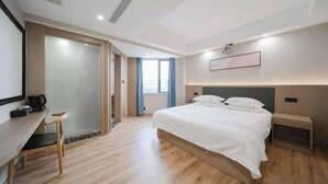 Une chambre à coucher moderne avec un lit, un bureau et une chaise.