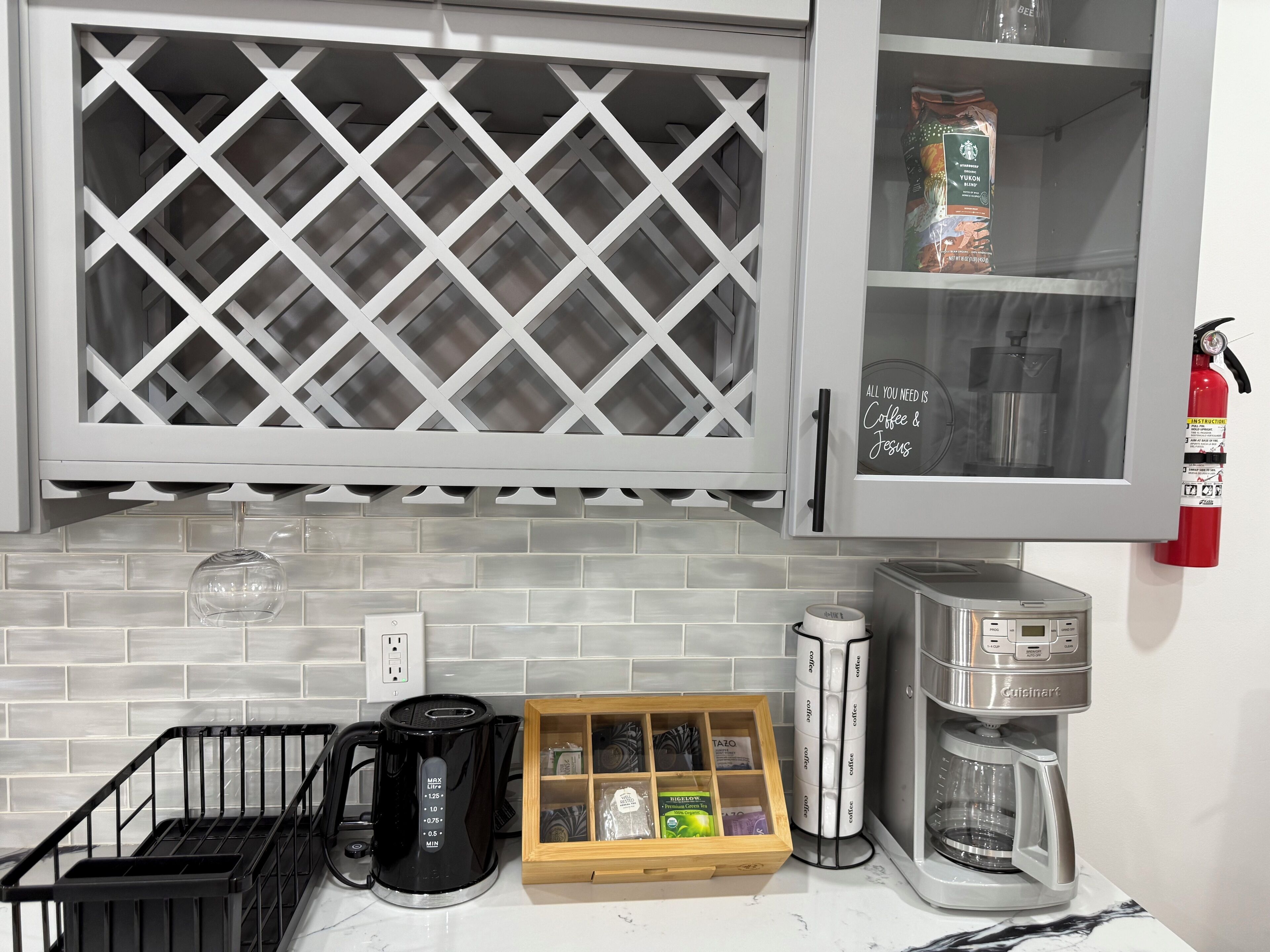 Eine Küche mit Kaffeemaschine, einem Glasbehälter und einem Kaffeeautomaten.