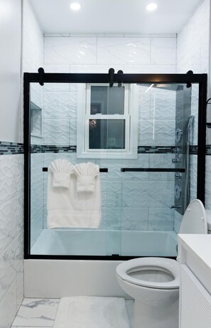 Douche, sèche-cheveux, serviettes fournies, savon