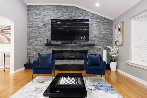 Comfortable cozy 3-bedroom house with WiFi, AC, pool table, in Queens NY.