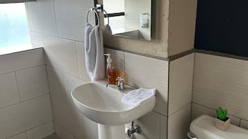 Family Apartment, 2 Bedrooms | Bathroom | Soap, shampoo, toilet paper