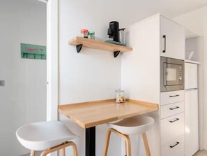 Réfrigérateur, micro-ondes, four, lave-vaisselle