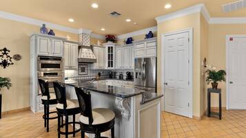 雪櫃、微波爐、焗爐、爐具