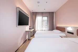 Habitación de hotel con dos camas, televisión, mesita de noche y ventana con cortinas.