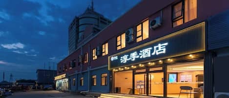 A building with a sign reading 'Liji Hotel' and a visible entrance.
