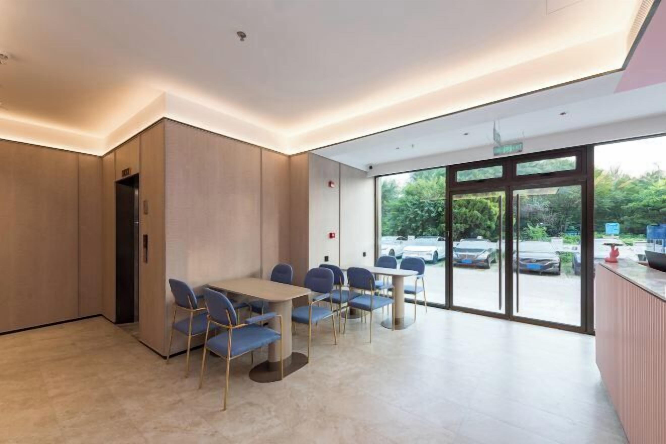Lobby lounge