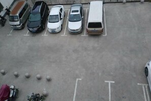 Free self parking - chezhan hotel (Shanghai)