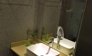 Bathroom - Yuanye Express Hotel (Yuanyuan Building) (Tonglu)
