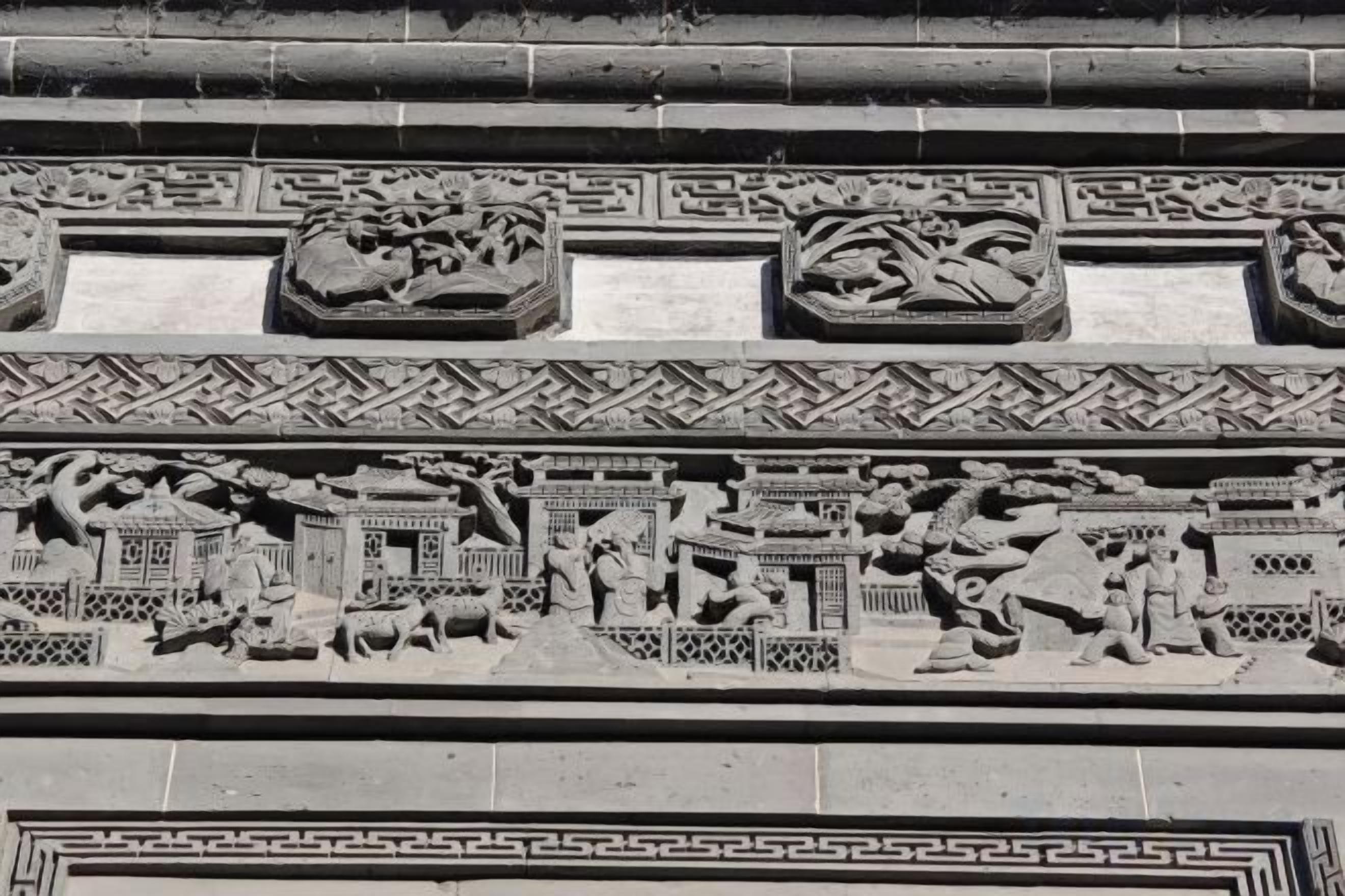 Une sculpture détaillée dans la pierre, ornée de motifs géométriques et de figures.