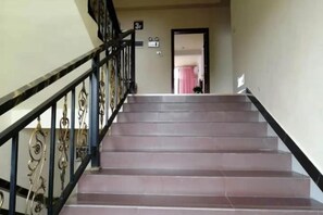 A staircase with a handrail and a door at the top. - Xintu Villa (Chongqing Fairy Mountain) (Chongqing)