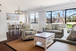 Smart TV, books - Relaxing Townhouse Villa on Golf Course- Near Beach, Pool, Pickleball, & Tennis (Hilton Head Island)