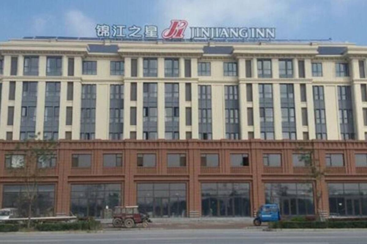 A multi-story building with a prominent sign for 'JINJANGINN.'