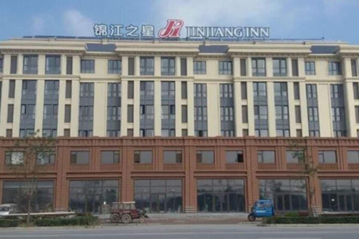 A multi-story building with a prominent sign for 'JINJANGINN.'