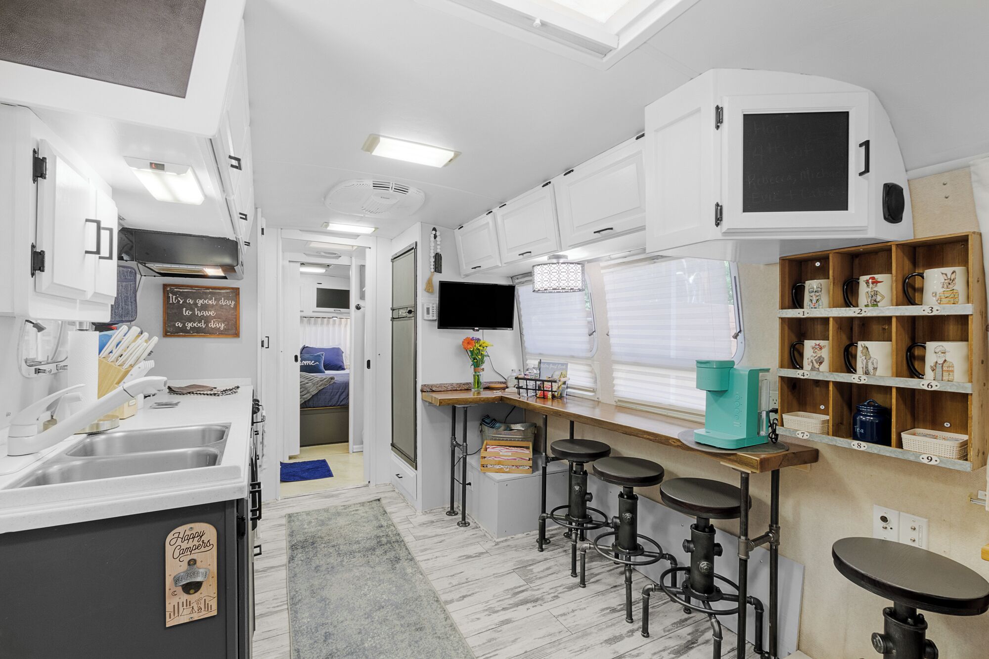 Kjøleskap, mikrobølgeovn, kokeplater og kaffetrakter/tekoker