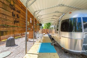 Property grounds - Iconic Airstream Camper, PRIVATE Pet Friendly, Near Sportplex, 8 mi to Beach. (Foley)