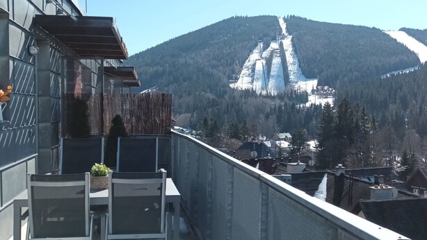 A balcony with a view of a mountain and a dam. - Čertovka by Interhome (Harrachov)