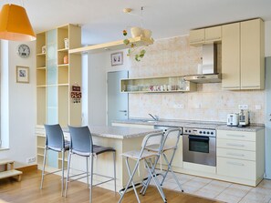 Een koelkast, een oven, een vaatwasser, een broodrooster