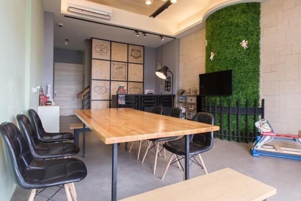 المنشأة من الداخل