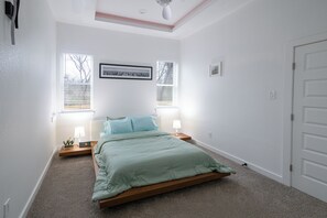 2 bedrooms, iron/ironing board, free WiFi, bed sheets - Modern 2Bedroom house in Dallas with WiFi (Dallas)