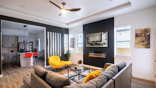 A modern living room with a sofa, coffee table, and a fireplace. - Modern 2Bedroom house in Dallas with WiFi (Dallas)